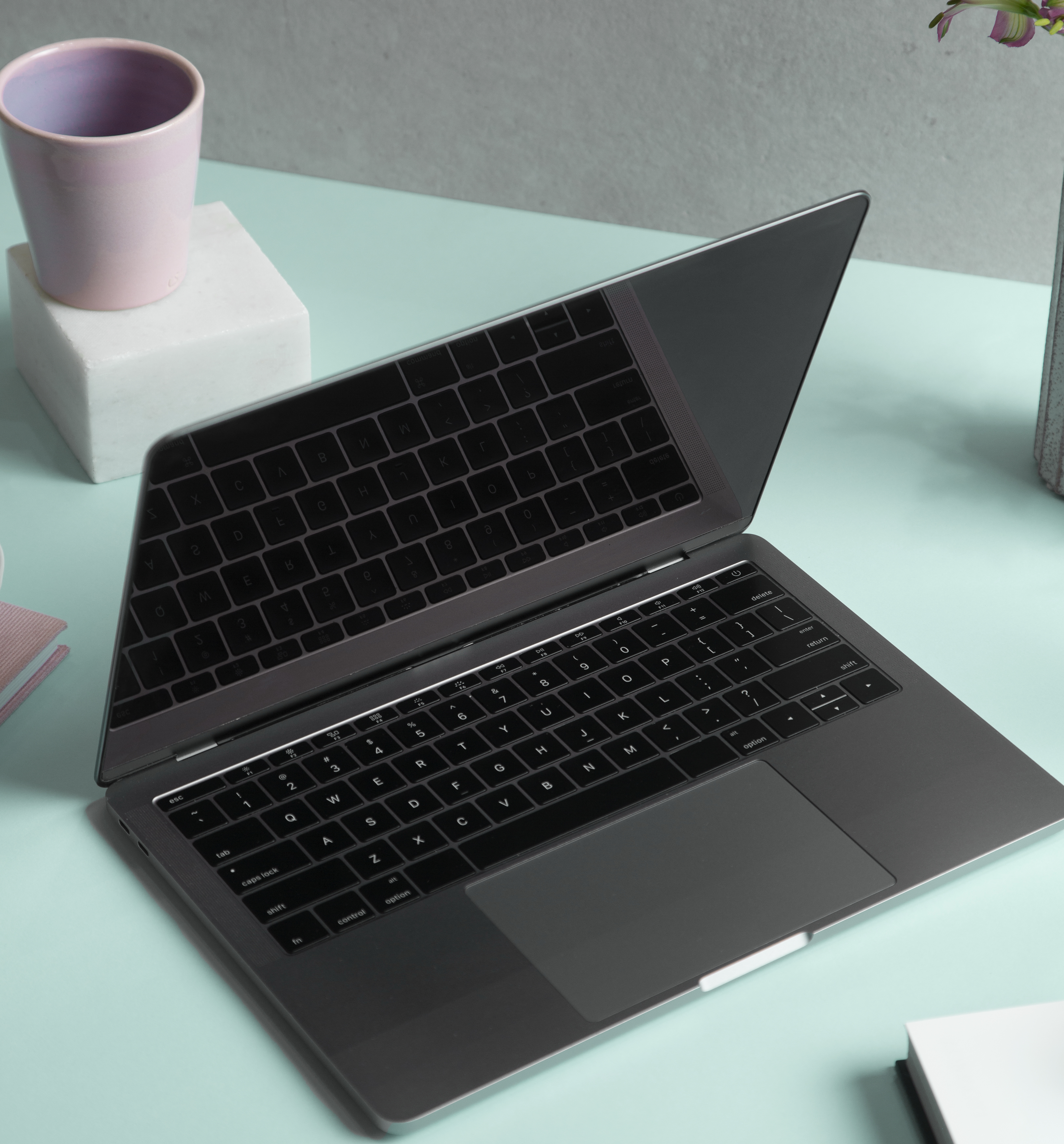 Dlaczego case i osłonka na klawiaturę tak naprawdę psuje twojego Macbooka￼